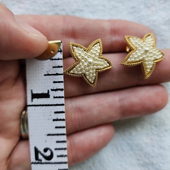 Vintage Avon Sea Treasure Pierced Earrings Starfish, Goldtone, White - Picture 6 of 6